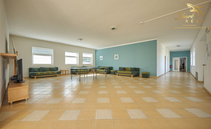 Školská budova v centre obce Mostová - fotografia 14