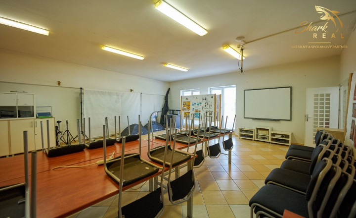 Školská budova v centre obce Mostová - fotografia 15