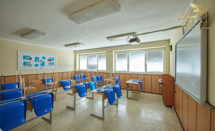 Školská budova v centre obce Mostová - fotografia 17