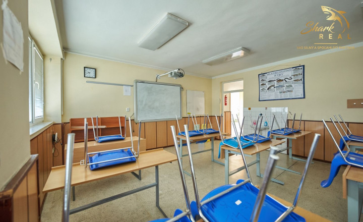 Školská budova v centre obce Mostová - fotografia 18