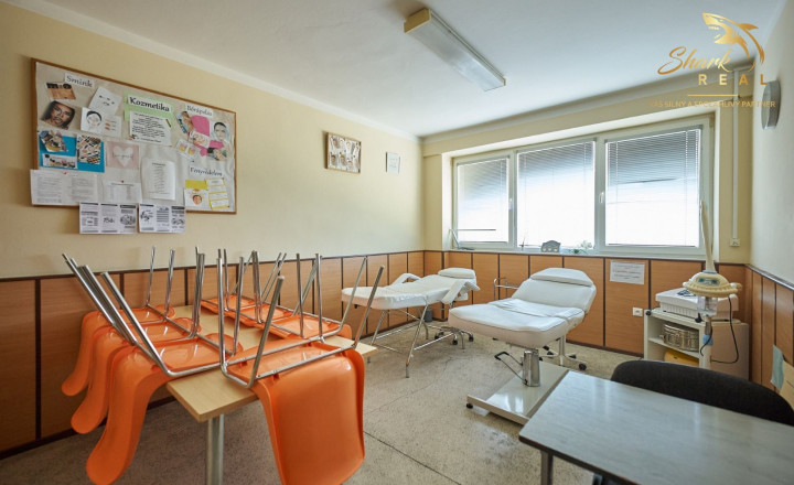 Školská budova v centre obce Mostová - fotografia 19