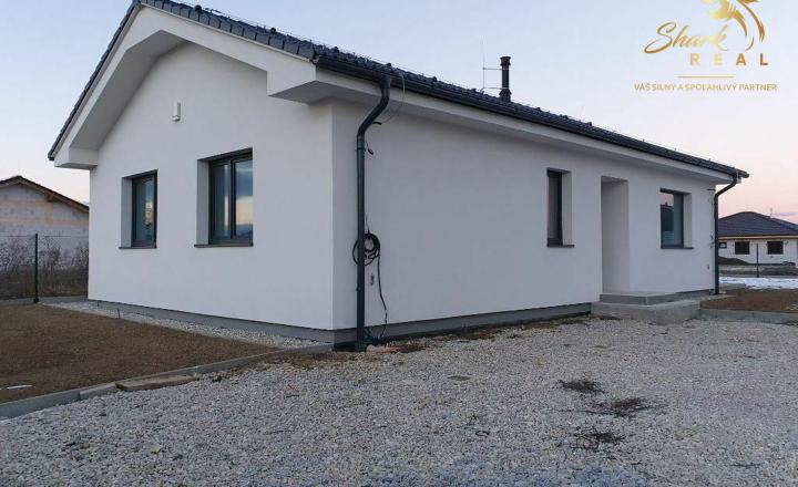 Zaujímavá skolaudovaná novostavba v tichej lokalite blízko mesta - fotografia 1