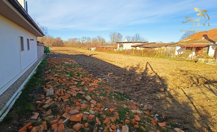 Rovinatý investičný pozemok neďaleko diaľnice - fotografia 4