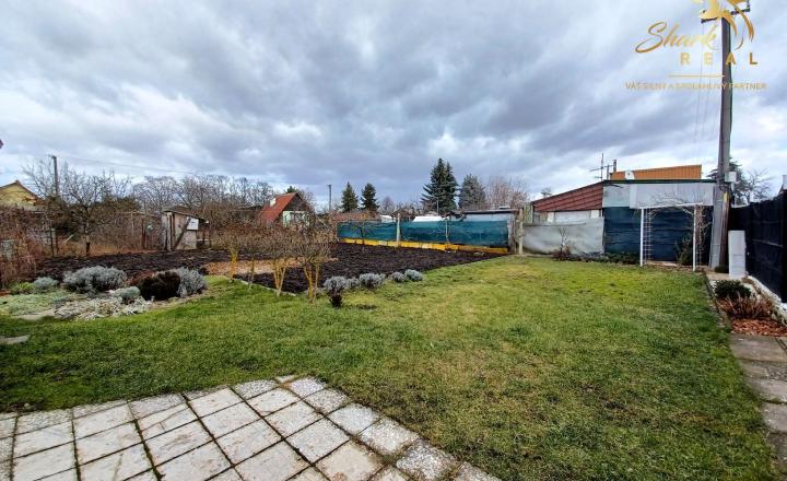 Pekná záhrada s chatkou, terasou a krbom na okraji mesta. - fotografia 1
