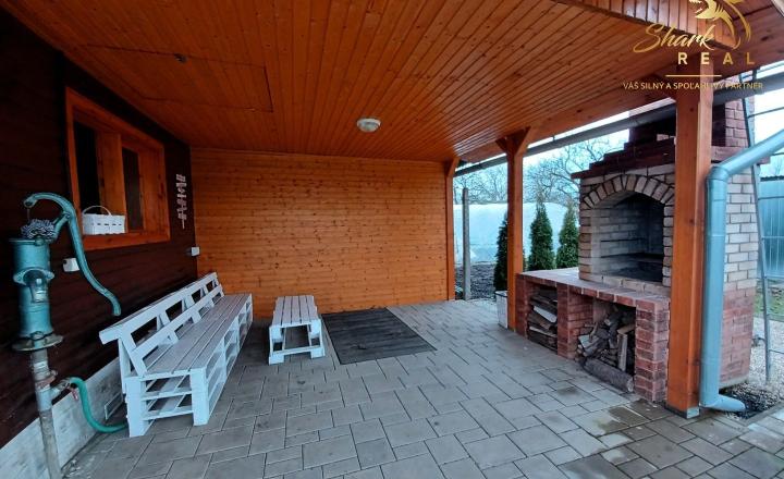 Pekná záhrada s chatkou, terasou a krbom na okraji mesta. - fotografia 2