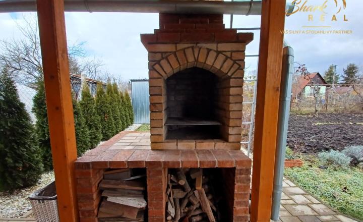 Pekná záhrada s chatkou, terasou a krbom na okraji mesta. - fotografia 3