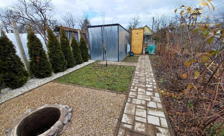 Pekná záhrada s chatkou, terasou a krbom na okraji mesta. - fotografia 4
