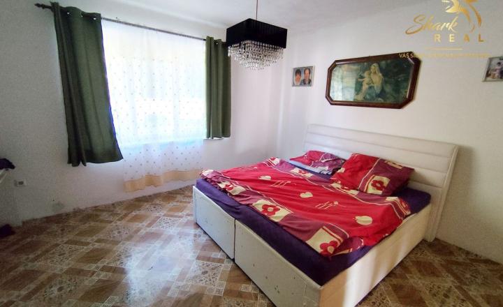Stavebný pozemok so starším domom na predaj  - fotografia 1