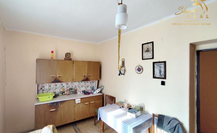 Stavebný pozemok so starším domom na predaj  - fotografia 6
