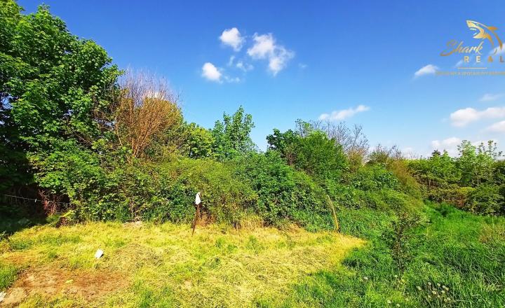 Stavebný pozemok so starším domom na predaj  - fotografia 18