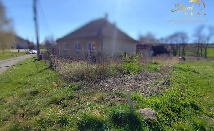 Užší rovinatý pozemok na predaj - fotografia 2