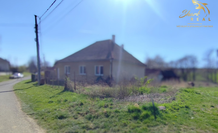 Užší rovinatý pozemok na predaj - fotografia 4