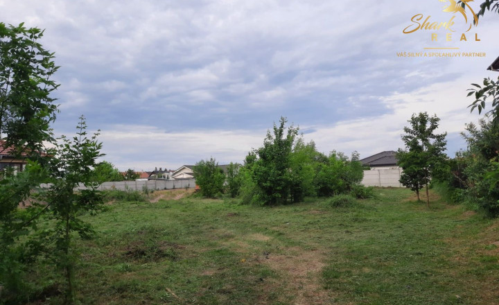 Stavebný pozemok vo Veľkom Cetíne - fotografia 1