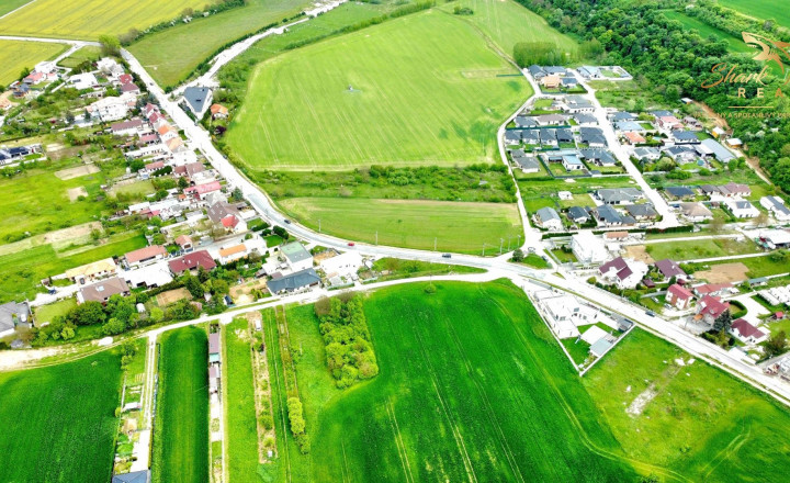Krásny stavebný pozemok 4781m2 aj  pre developerov - fotografia 11