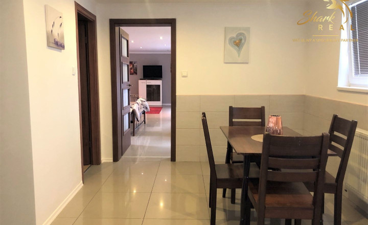 Jedinečná apartmánová nehnutelnosť s bazénom a záhradou - fotografia 16