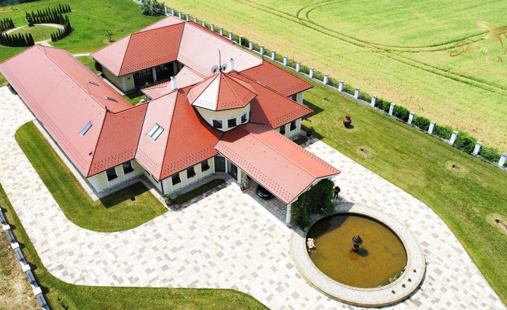 Jedinečná rodinná vila s výbornou strategickou polohou - fotografia 1