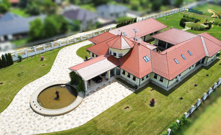 Jedinečná rodinná vila s výbornou strategickou polohou - fotografia 2
