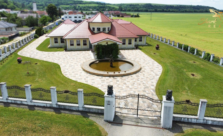 Jedinečná rodinná vila s výbornou strategickou polohou - fotografia 3