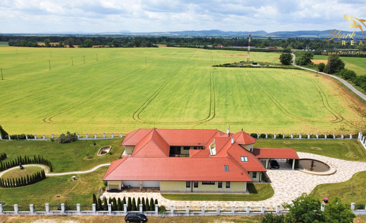 Jedinečná rodinná vila s výbornou strategickou polohou - fotografia 4