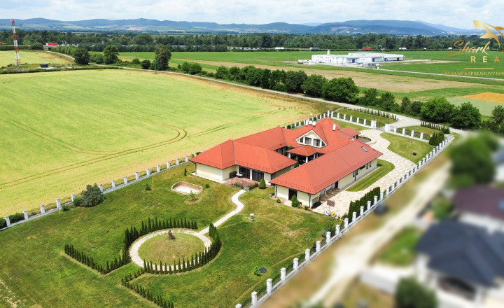 Jedinečná rodinná vila s výbornou strategickou polohou - fotografia 6