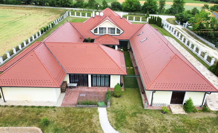 Jedinečná rodinná vila s výbornou strategickou polohou - fotografia 12