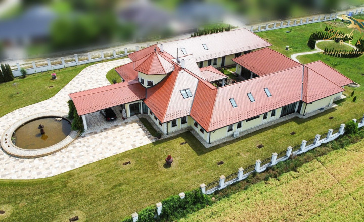 Jedinečná rodinná vila s výbornou strategickou polohou - fotografia 16
