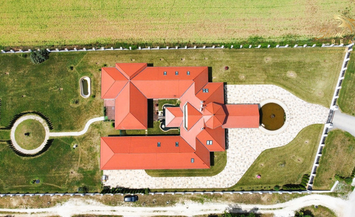 Jedinečná rodinná vila s výbornou strategickou polohou - fotografia 17