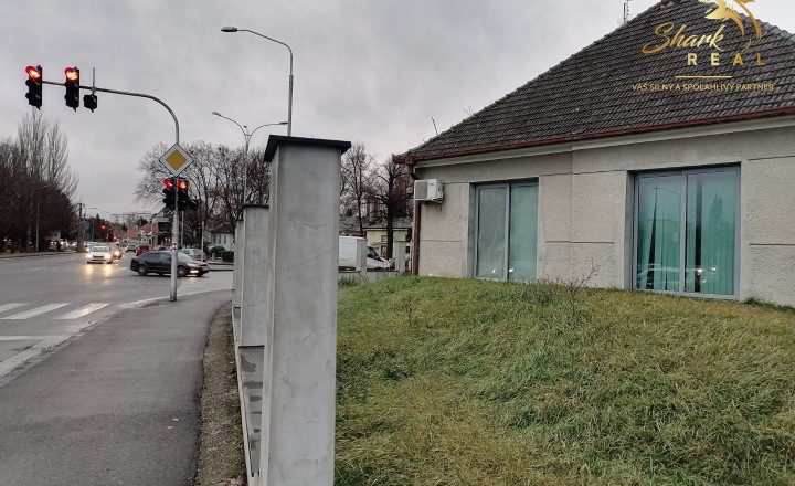 Rodinný dom vhodný na podnikateľské účely. - fotografia 3