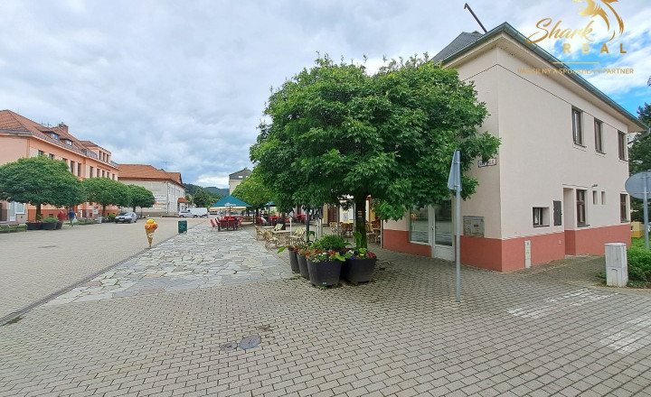 Dom na námestí. Bývanie a podnikanie v jednom. - fotografia 4