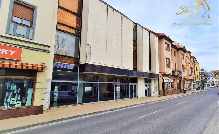 Budova v centre, alebo bytový dom? Je to na Vás - fotografia 1