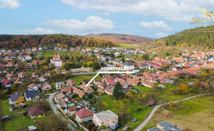 Útulný dom s krytou terasou v krásnej prírode - fotografia 11