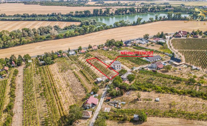 Slnečný pozemok s viničom a nádherným výhľadom - fotografia 2