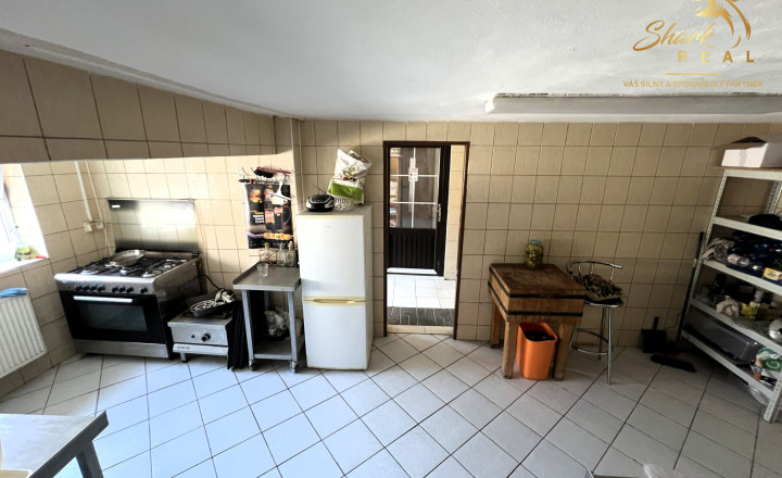 Obchodný priestor s ubytovacím zariadením - fotografia 13