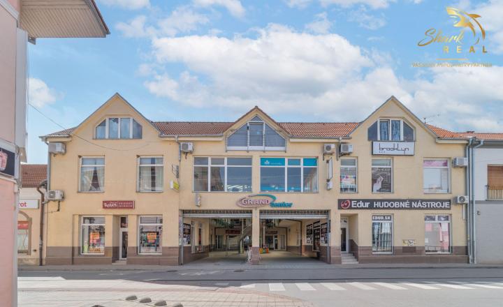 Polyfunkčný objekt s aktívnymi nájomcami v TOP lokalite - Grand Center - fotografia 1