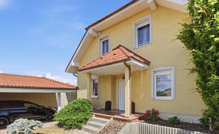Nadštandardný 4- izbový rodinný dom s bazénom a krbom - Viničné - fotografia 1