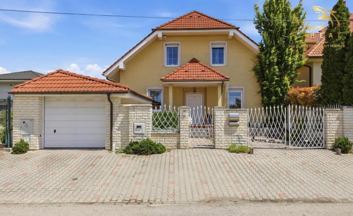 Nadštandardný 4- izbový rodinný dom s bazénom a krbom - Viničné - fotografia 2