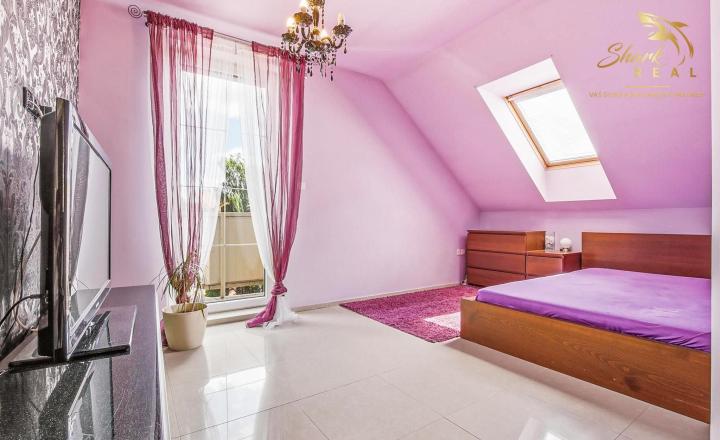 Nadštandardný 4- izbový rodinný dom s bazénom a krbom - Viničné - fotografia 19