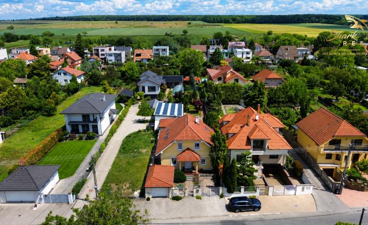 Nadštandardný 4- izbový rodinný dom s bazénom a krbom - Viničné - fotografia 27