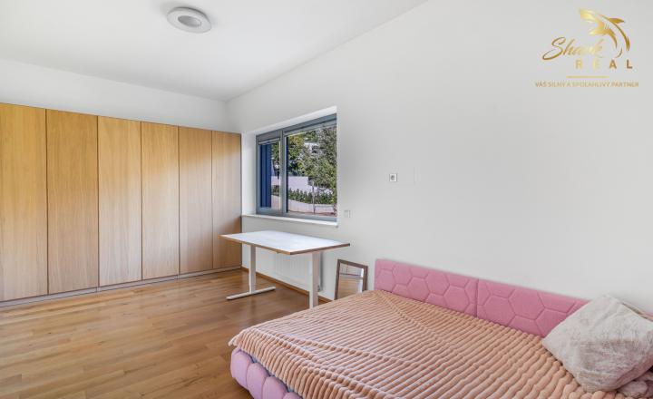 Luxusný 5i byt | 155 m², krb, terasa | Výhľad na Dunaj | Hradný kopec | Ihneď - fotografia 9