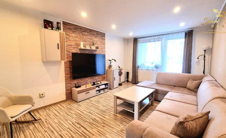 3 IZBOVÝ BYT  PO REKONŠTRUKCII S PRESKLENÝM BALKÓNOM,HODVÁBNA ULICA TREBIŠOV - fotografia 1