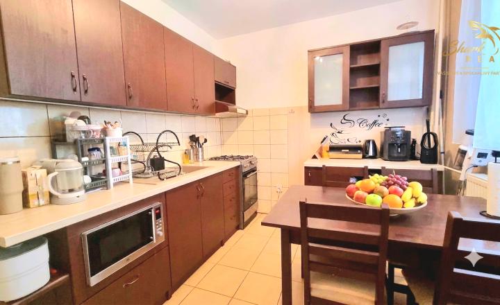 3 IZBOVÝ BYT  PO REKONŠTRUKCII S PRESKLENÝM BALKÓNOM,HODVÁBNA ULICA TREBIŠOV - fotografia 2