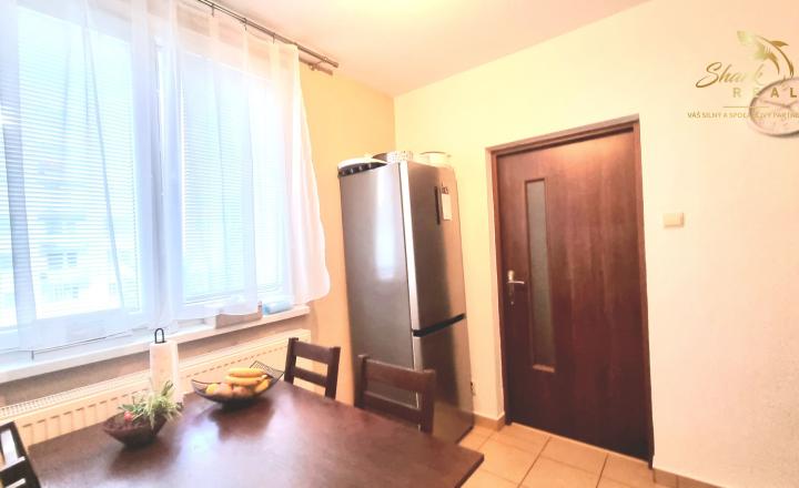 3 IZBOVÝ BYT  PO REKONŠTRUKCII S PRESKLENÝM BALKÓNOM,HODVÁBNA ULICA TREBIŠOV - fotografia 3