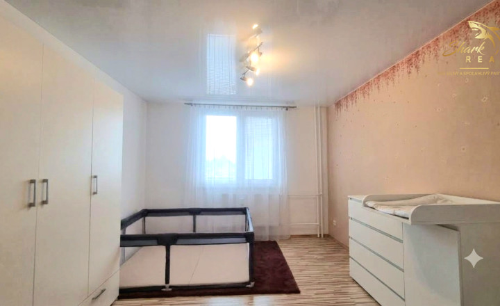 3 IZBOVÝ BYT  PO REKONŠTRUKCII S PRESKLENÝM BALKÓNOM,HODVÁBNA ULICA TREBIŠOV - fotografia 4