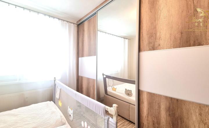 3 IZBOVÝ BYT  PO REKONŠTRUKCII S PRESKLENÝM BALKÓNOM,HODVÁBNA ULICA TREBIŠOV - fotografia 5