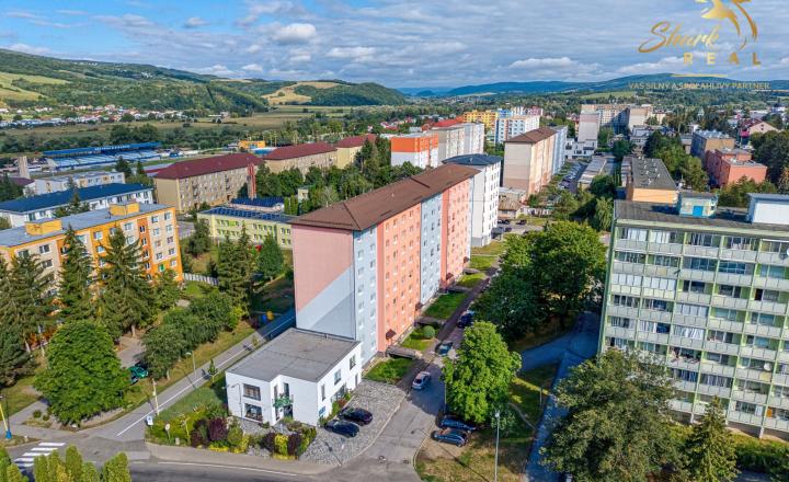 INVESTIČNÁ PRÍLEŽITOSŤ V STROPKOVE: NA PREDAJ moderná 2-podlažná polyfunkčná budova s vlastným parkovaním! - fotografia 2