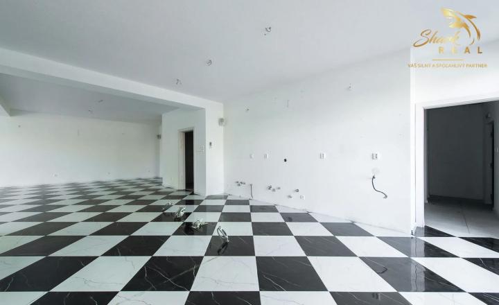INVESTIČNÁ PRÍLEŽITOSŤ V STROPKOVE: NA PREDAJ moderná 2-podlažná polyfunkčná budova s vlastným parkovaním! - fotografia 4