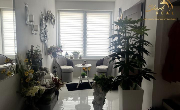 INVESTIČNÁ PRÍLEŽITOSŤ V STROPKOVE: NA PREDAJ moderná 2-podlažná polyfunkčná budova s vlastným parkovaním! - fotografia 9