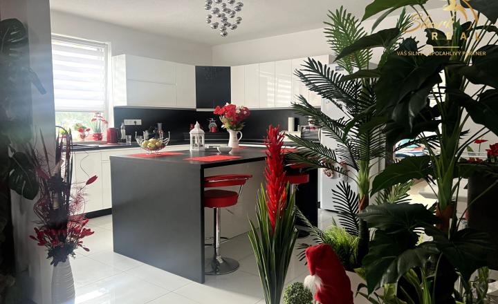 INVESTIČNÁ PRÍLEŽITOSŤ V STROPKOVE: NA PREDAJ moderná 2-podlažná polyfunkčná budova s vlastným parkovaním! - fotografia 16
