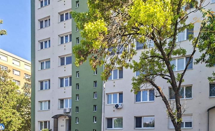 Hotová investícia v Komárne: zariadený 1-izbový byt po rekonštrukcii pri stanici - fotografia 1