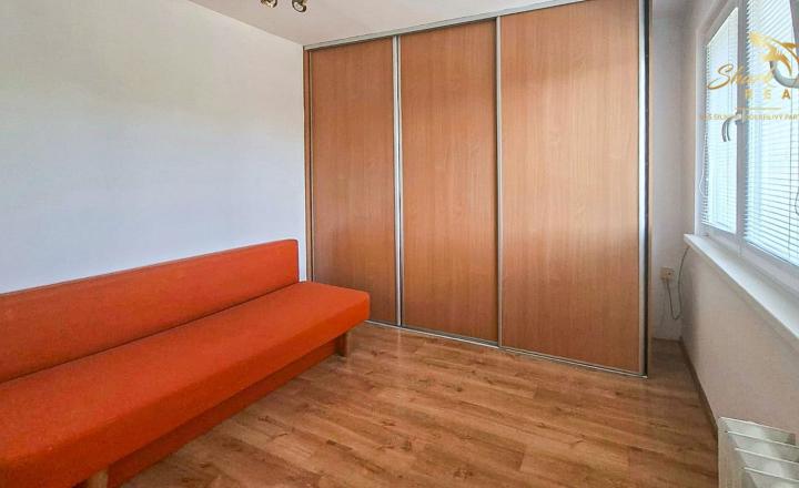 Hotová investícia v Komárne: zariadený 1-izbový byt po rekonštrukcii pri stanici - fotografia 5